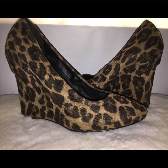 Vera Wang cheetah Wedges - Picture 3 of 6